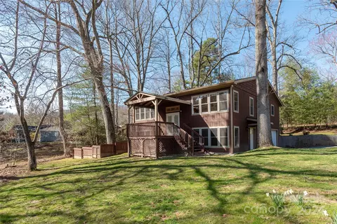 511 Hidden Lake Rd, Hendersonville, NC 28739