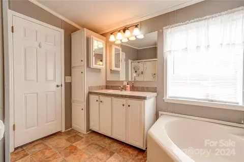 Bath - 222 Old Stubbs Rd, Cherryville, NC 28021 photo 4 of 8