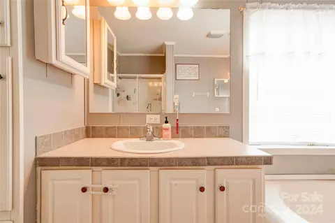 Bath - 222 Old Stubbs Rd, Cherryville, NC 28021 photo 5 of 8