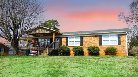 607 Castlewood Dr, Gastonia, NC 28056