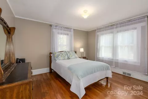 Bedroom - 527 E Oak St, Marion, NC 28752 photo 3 of 5