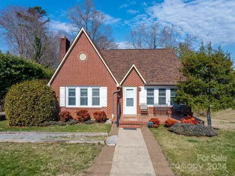 Exterior - 527 E Oak St, Marion, NC 28752 photo 8 of 24