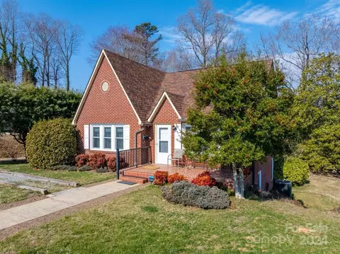 527 E Oak St, Marion, NC 28752