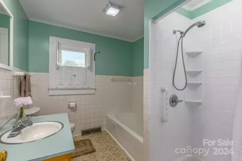 Bath - 527 E Oak St, Marion, NC 28752 photo 1 of 2