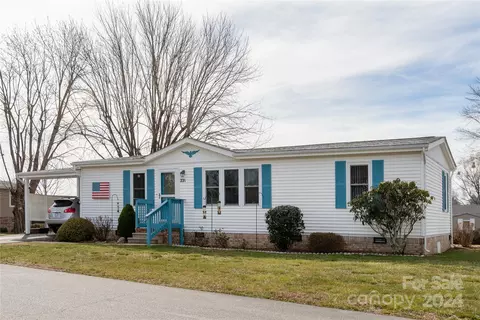 221 Cranbrook Cir, Hendersonville, NC 28792