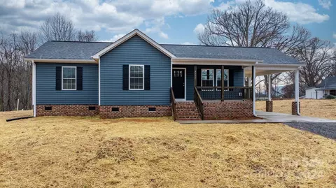 4135 Whitener Dr, Hickory, NC 28602