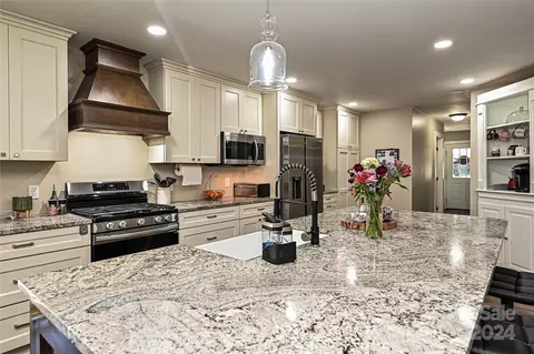 Kitchen - 266 Saddle Rd, Lancaster, SC 29720 photo 4 of 6