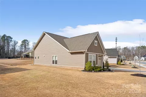 Exterior - 923 Moose Trl, Matthews, NC 28104 photo 5 of 9