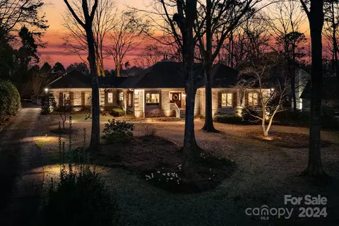 5008 Laurel Grove Ln, Matthews, NC 28104