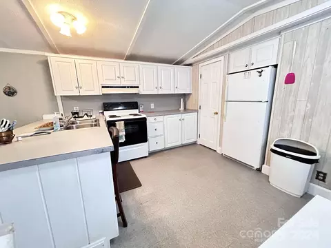 Kitchen - 110 Pole Miller Ext, Brevard, NC 28712 photo 1 of 2