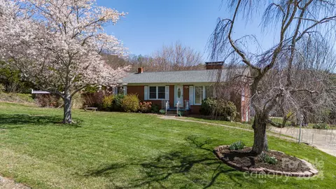 241 Mountain Crest Rd, Swannanoa, NC 28778