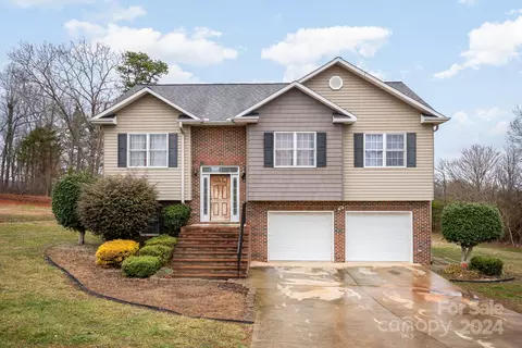 8211 Madison Ln, Hickory, NC 28602