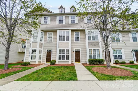 8135 Kings Creek Dr, Charlotte, NC 28273