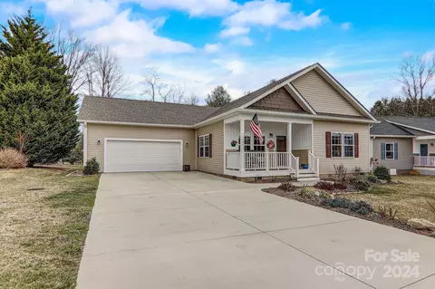 506 Riverwind Dr, Hendersonville, NC 28739