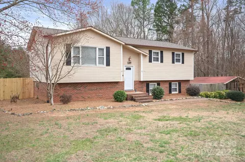 137 Dawnwood Ln, Statesville, NC 28677