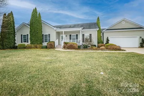 418 Sassafras Dr, Hendersonville, NC 28739
