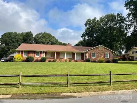 8415 Fallsdale Dr, Charlotte, NC 28214