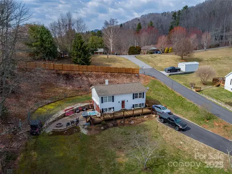 105 Byrd St, Burnsville, NC 28714