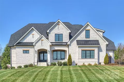 9110 Sunday Silence Dr, Waxhaw, NC 28173