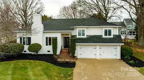 105 Clearwater Ln, Mooresville, NC 28117