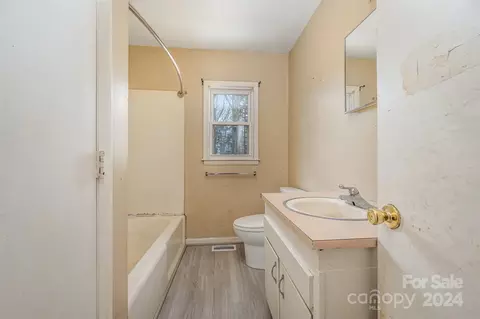 Bath - 5465 Cavin Ln, Kannapolis, NC 28081 photo 1 of 2