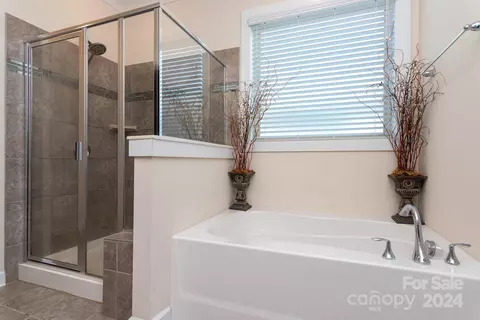 Bath - 11618 Westbranch Pkwy, Davidson, NC 28036 photo 2 of 4