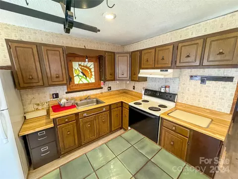 Kitchen - 688 Enchanted Forest Dr, Sylva, NC 28779 photo 2 of 4