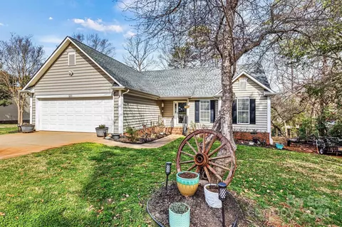 8209 Lantana Dr, Denver, NC 28037