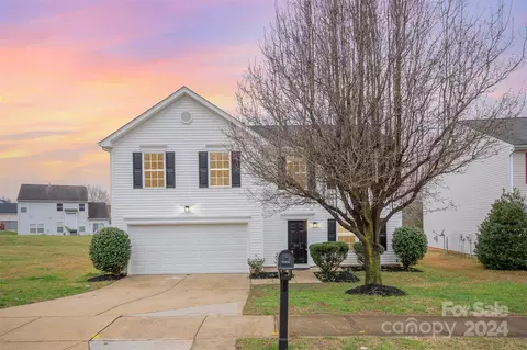 8021 Weeping Fig Ln, Charlotte, NC 28215