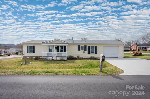 130 Riverwind Dr, Hendersonville, NC 28739