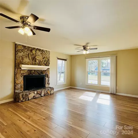 Living - 504 Willow Rd, Salisbury, NC 28147 photo 1 of 4