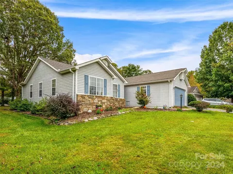 40 St Andrews Dr, Etowah, NC 28729