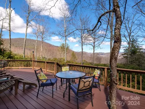 637 Mcintosh Rd, Lake Toxaway, NC 28747
