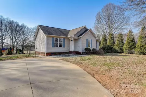 2704 Highland Dr, Lincolnton, NC 28092