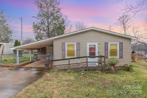 711 11th St, Newton, NC 28658