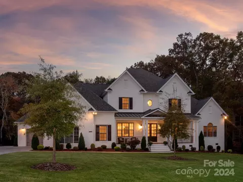 800 Summer Harvest Dr, Matthews, NC 28104