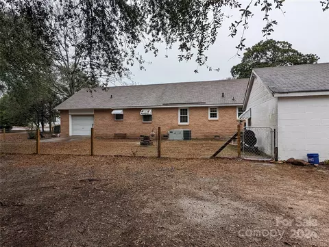 Exterior - 18 S 4th St, Mcbee, SC 29101 photo 5 of 8
