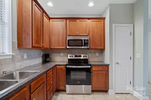 Kitchen - 8647 Edinburgh Square Dr, Cornelius, NC 28031 photo 2 of 3