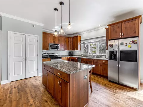Kitchen - 76 Juniper Ln, Brevard, NC 28712 photo 2 of 4