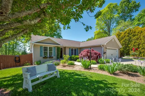 125 Red Cedar Dr, Hendersonville, NC 28792