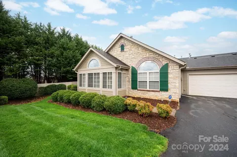 127 Outlook Cir, Swannanoa, NC 28778