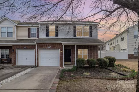 210 Azteca Dr, Matthews, NC 28104