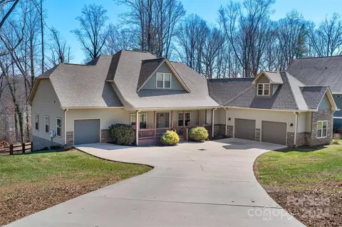 41 Bradshaw Ln, Candler, NC 28715