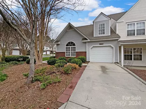 10705 Sleigh Bell Ln, Charlotte, NC 28216
