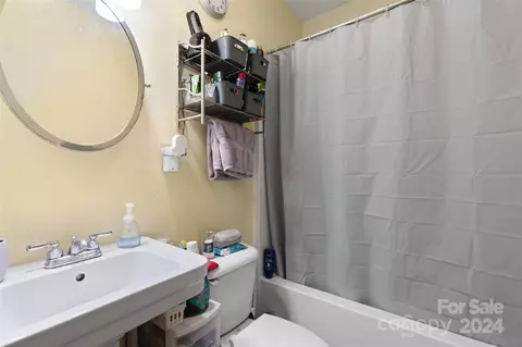 Bath - 77 Yorkshire Dr, Sylva, NC 28779 photo 2 of 2