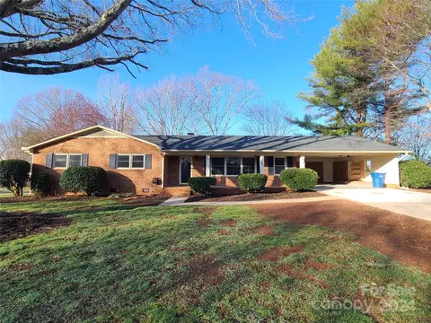 561 29th Avenue Nw Dr NW, Hickory, NC 28601