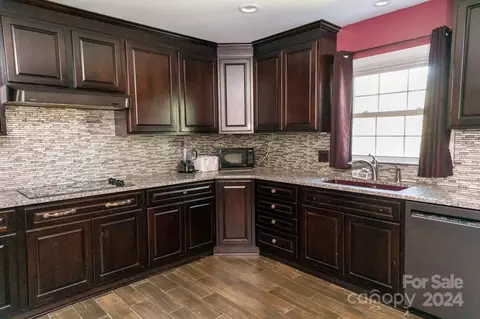2305 Applegate Dr, Concord, NC 28027 photo 2