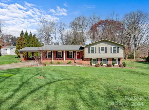 215 6th Ne St NE, Conover, NC 28613 photo 3
