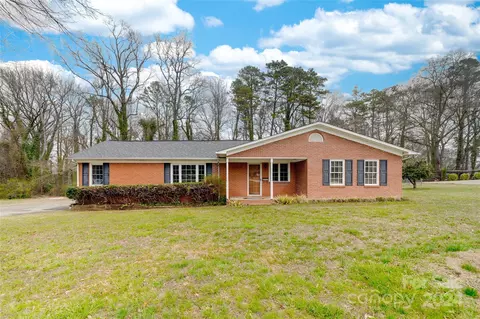 306 Eastwood Dr, Mount Holly, NC 28120