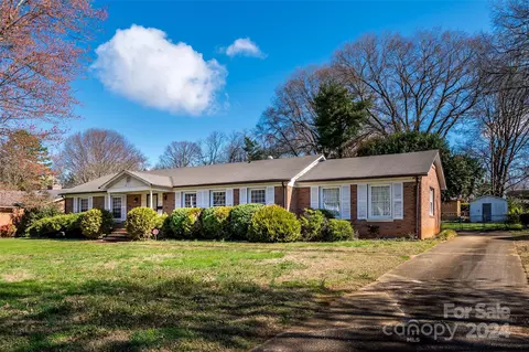 6012 Lake Forest Rd, Charlotte, NC 28227